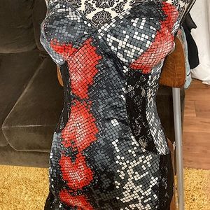 Snake dress with lace in the sides